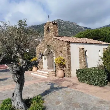 Studio-appartement Composé D Un Coin Cabine, Pièce De Vie Et Jardin - St-clair * Le Lavandou