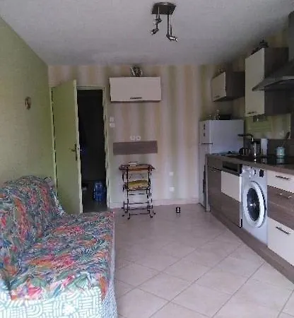 Appartement Studio-appartement Composé D Un Coin Cabine, Pièce De Vie Et Jardin - St-clair *