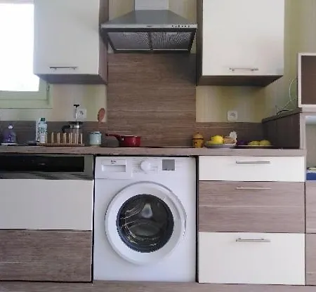 Studio-appartement Composé D Un Coin Cabine, Pièce De Vie Et Jardin - St-clair Appartement Le Lavandou