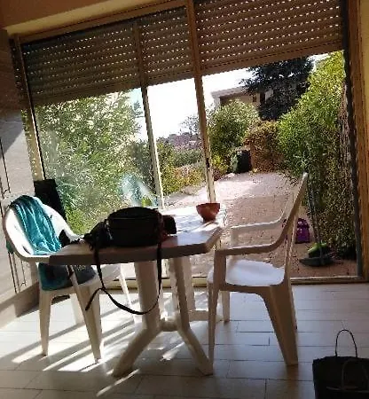 Studio-appartement Composé D Un Coin Cabine, Pièce De Vie Et Jardin - St-clair