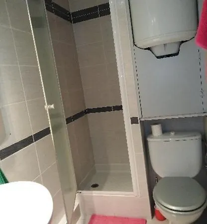 Studio-appartement Composé D Un Coin Cabine, Pièce De Vie Et Jardin - St-clair *