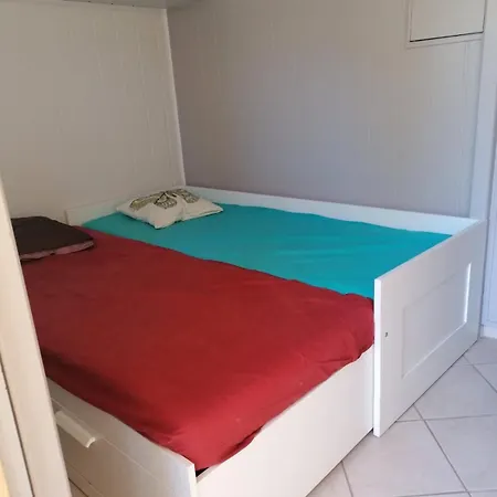 Appartement Studio-appartement Composé D Un Coin Cabine, Pièce De Vie Et Jardin - St-clair *