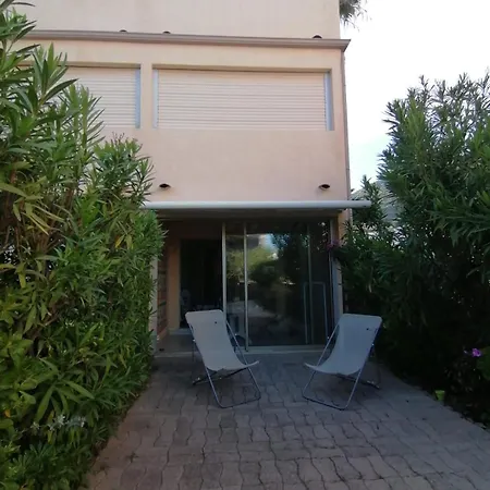 Studio-appartement Composé D Un Coin Cabine, Pièce De Vie Et Jardin - St-clair * Le Lavandou